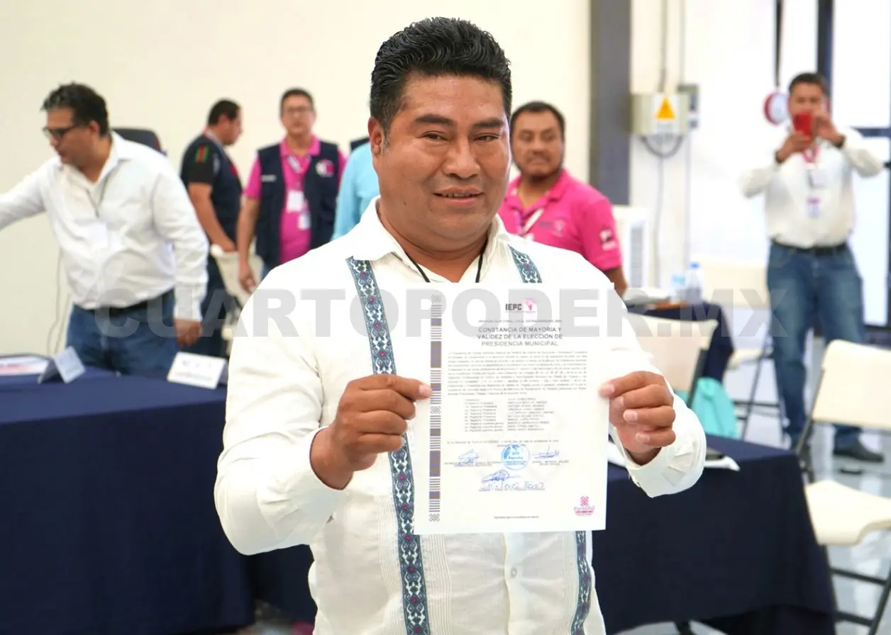 Julio Pérez Pérez recibió la constancia que lo acredita como alcalde electo en Pantelhó. Cortesía