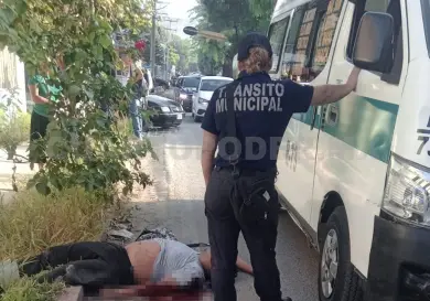 Impacta colectivo a peatón y resulta malherido