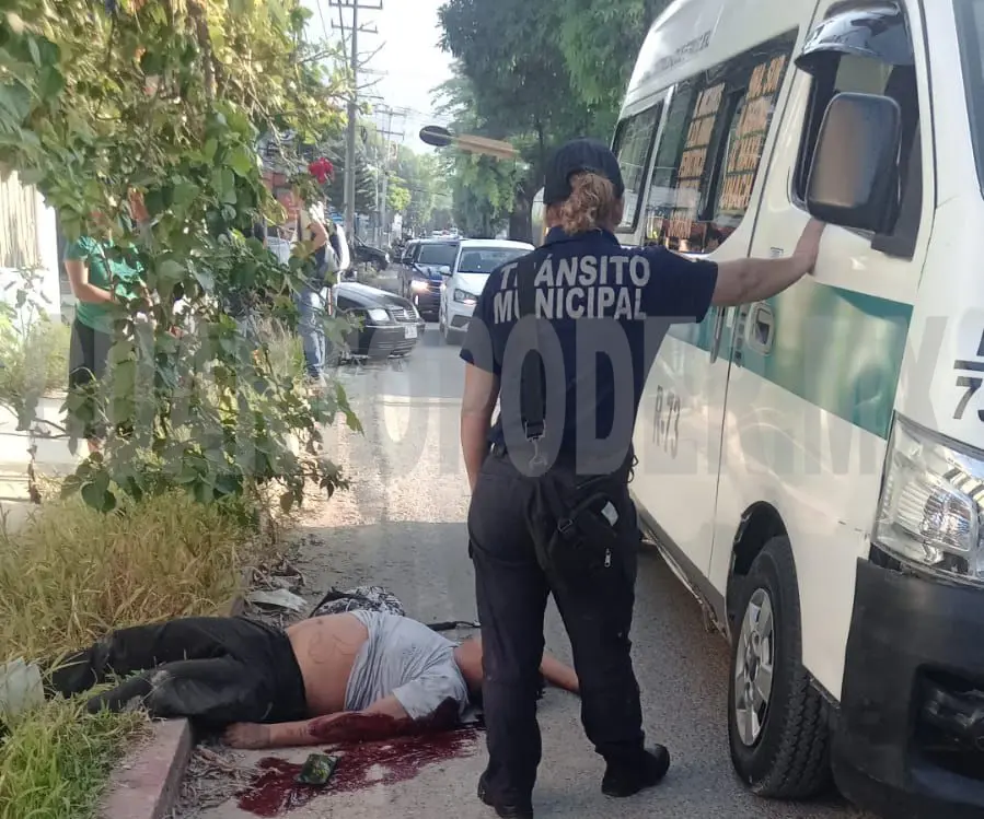Impacta colectivo a peatón y resulta malherido
