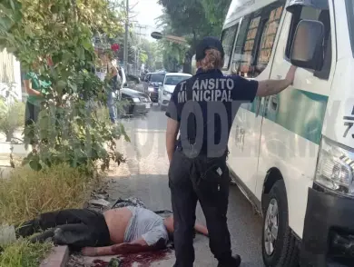 Impacta colectivo a peatón y resulta malherido