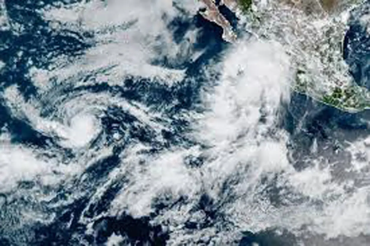 Huracán Lorena cobra fuerza
