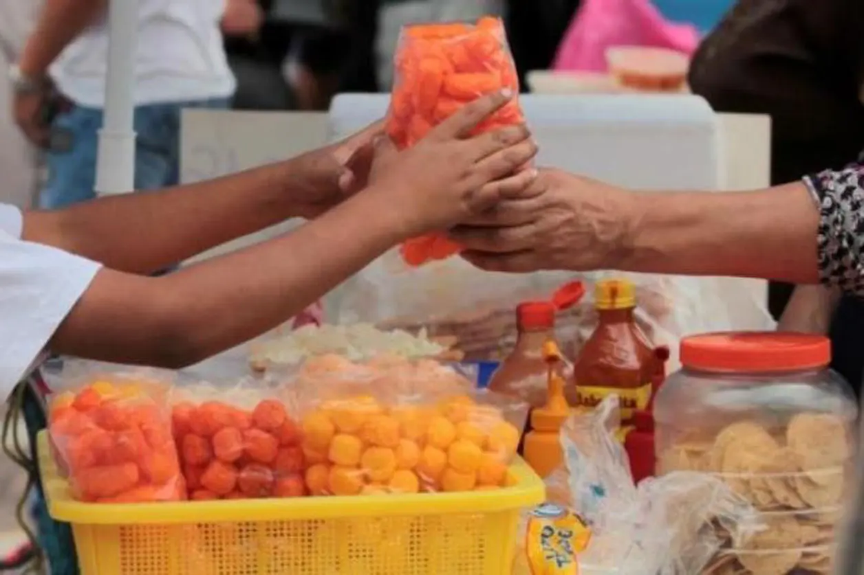 Dos de cada 10 escuelas aún venden comida chatarra
