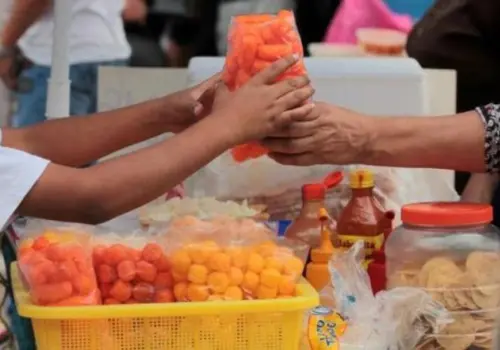 Dos de cada 10 escuelas aún venden comida chatarra