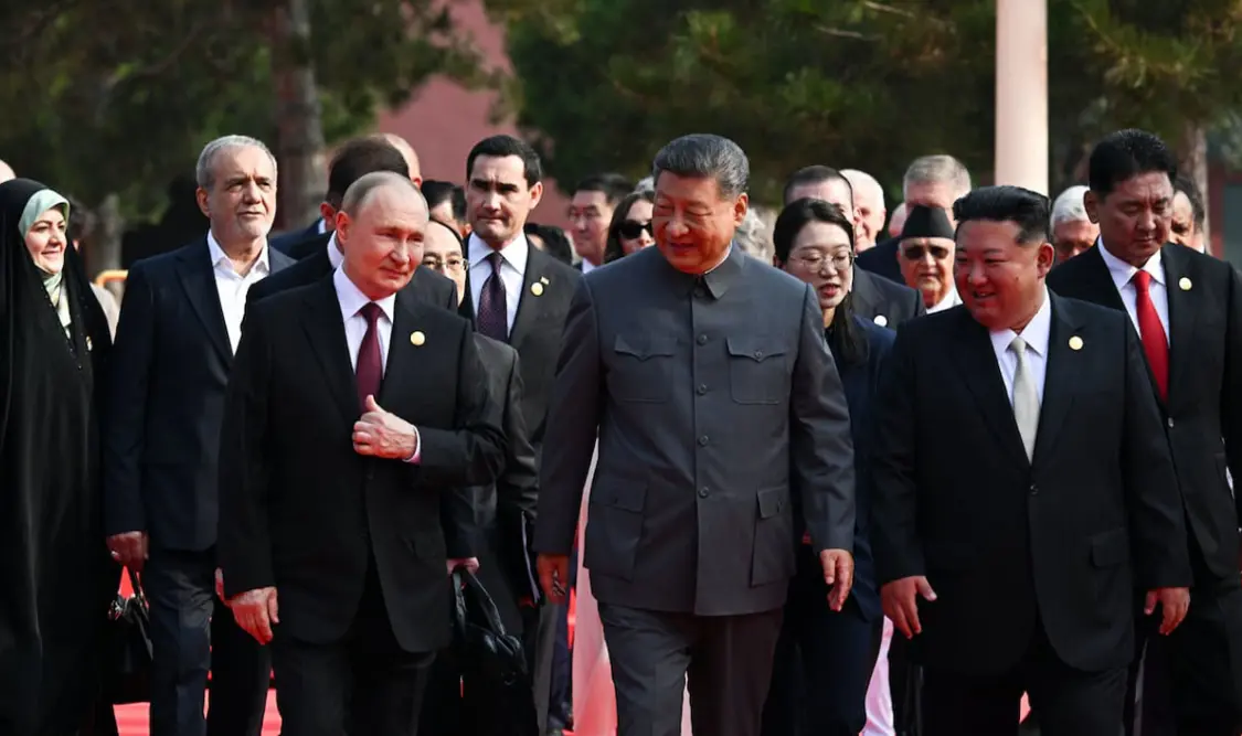 Xi Jinping, Putin y Kim ocuparon el centro del escenario, donde Xi inauguró el desfile frente a más de 50 mil invitados. Cortesía