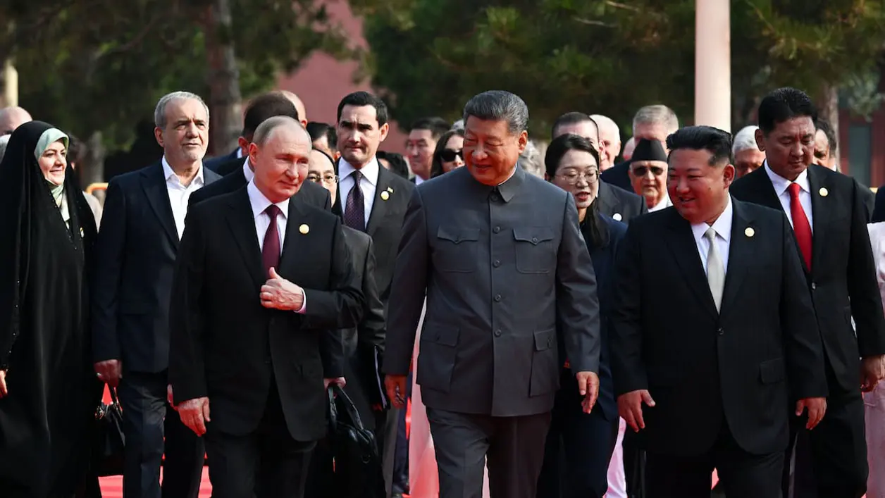 Xi Jinping, Putin y Kim ocuparon el centro del escenario, donde Xi inauguró el desfile frente a más de 50 mil invitados. Cortesía 