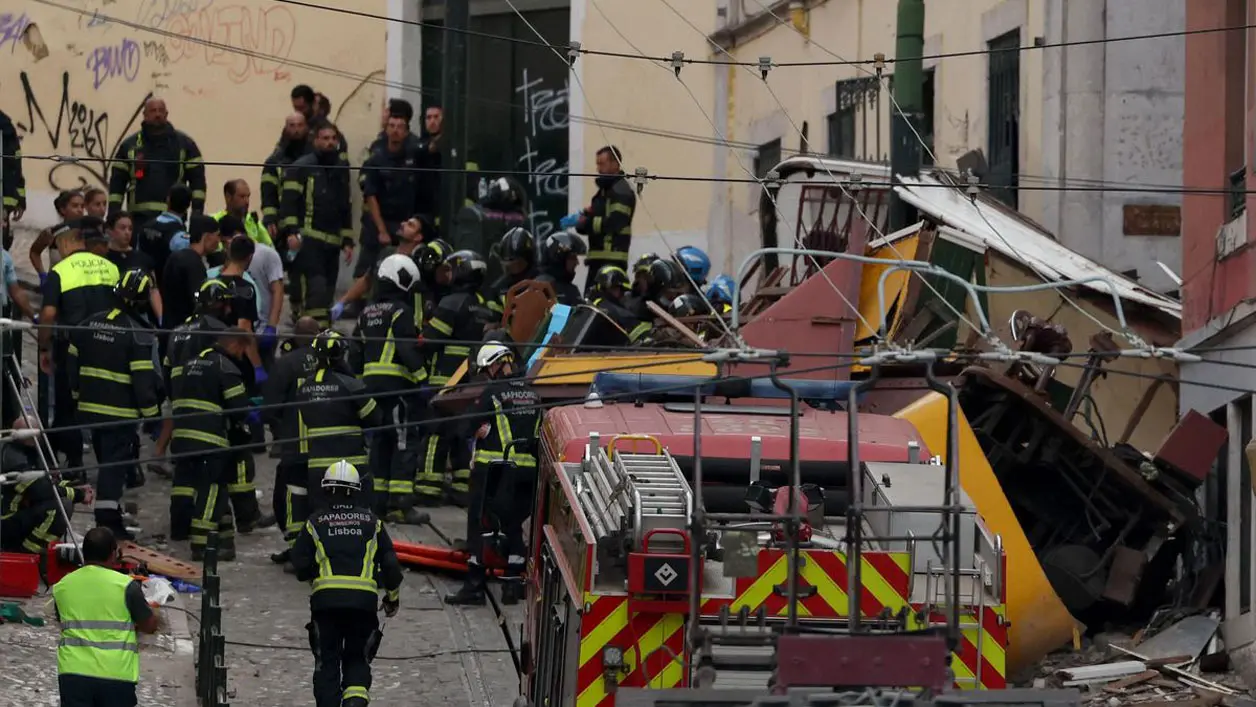 Descarrila funicular turístico, reportan 15 muertos