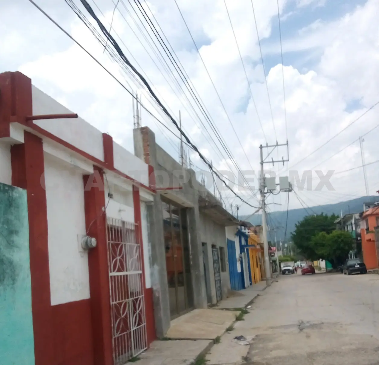 Instalan pararrayos en techos de viviendas