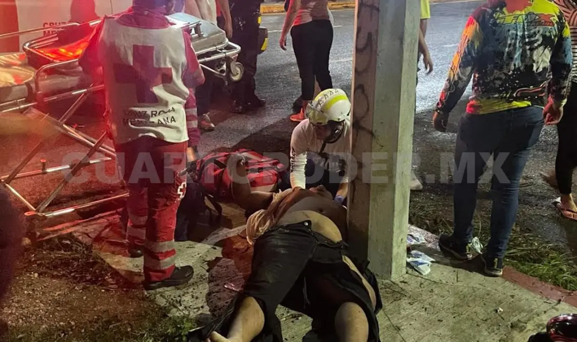 Con lesiones terminó el motociclista tras el impacto contra el poste. Ulises Villalobos / CP