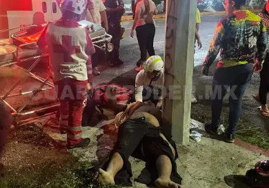 Motorista se estampa en poste de CFE