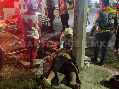 Motorista se estampa en poste de CFE