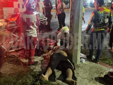 Motorista se estampa en poste de CFE