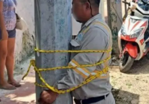 Amarran a trabajador de la CFE a poste de luz