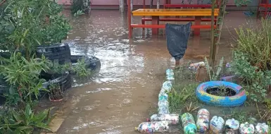 Atienden las escuelas afectadas por inundación
