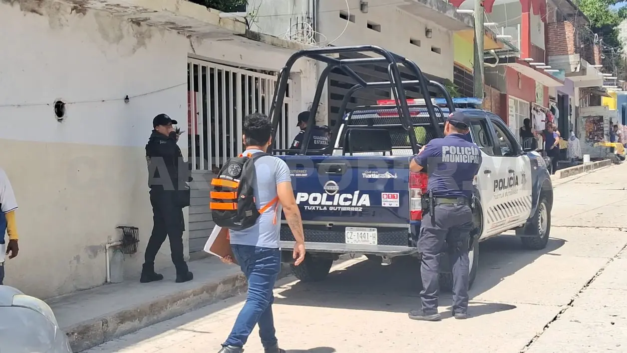 Rosendo “N” cayó desde una altura de 6 metros, al momento en que cortaba unos aguacates en la segunda planta de una casa. Ulises Villalobos / CP