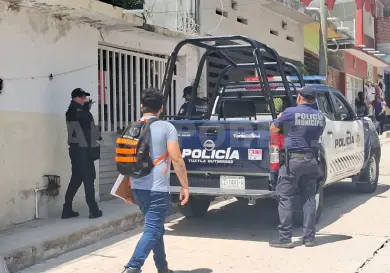 Cortaba aguacates cuando se desplomó