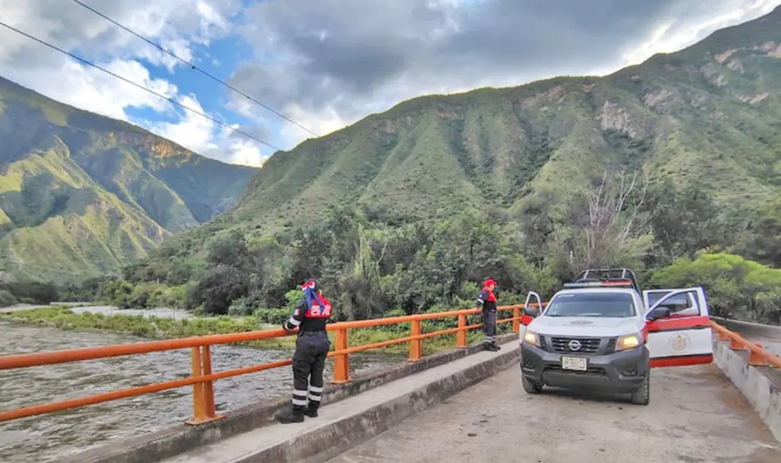 Autoridades entregaron víveres y brindaron resguardo a familias que podrían ser afectadas. Cortesía