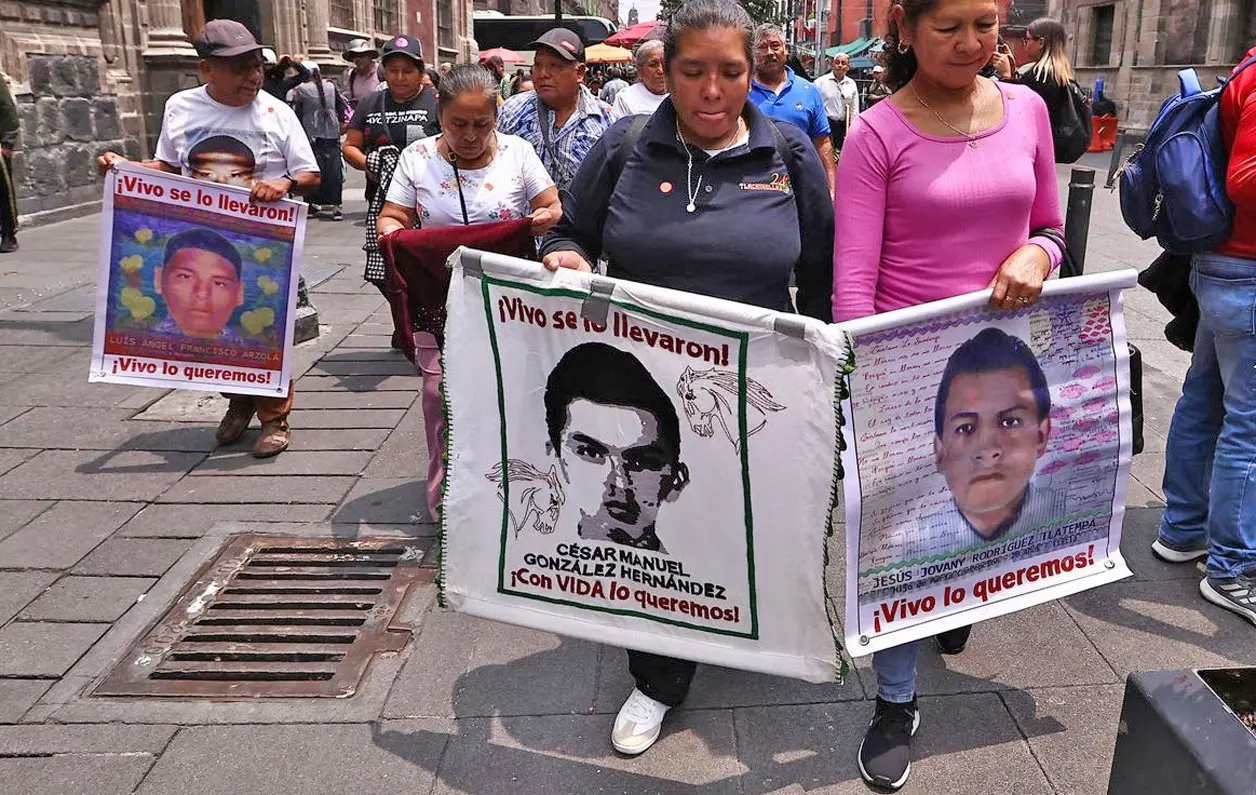 El jueves padres y madres de los 43 normalistas de Ayotzinapa se reunieron con Claudia Sheinbaum. El Universal