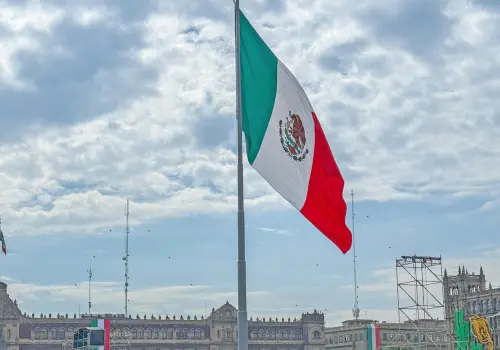 Izan la bandera a toda asta en honor a mujeres indígenas
