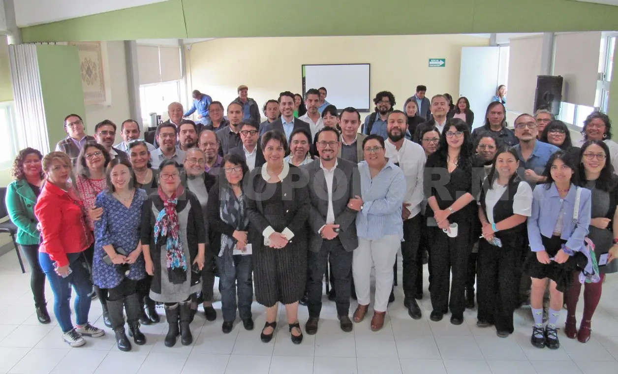El acto tuvo lugar en los espacios del centro de estudios ante la presencia investigadores y trabajadoras del centro. Cortesía