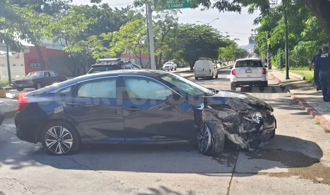 El conductor dijo que para evitar atropellar a un tlacuache que se atravesó, hizo una maniobra abrupta. Ulises Villalobos / CP