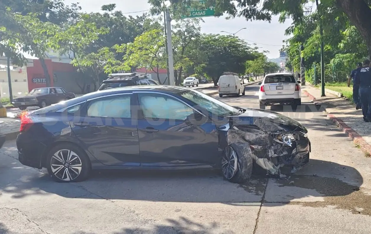 El conductor dijo que para evitar atropellar a un tlacuache que se atravesó, hizo una maniobra abrupta. Ulises Villalobos / CP