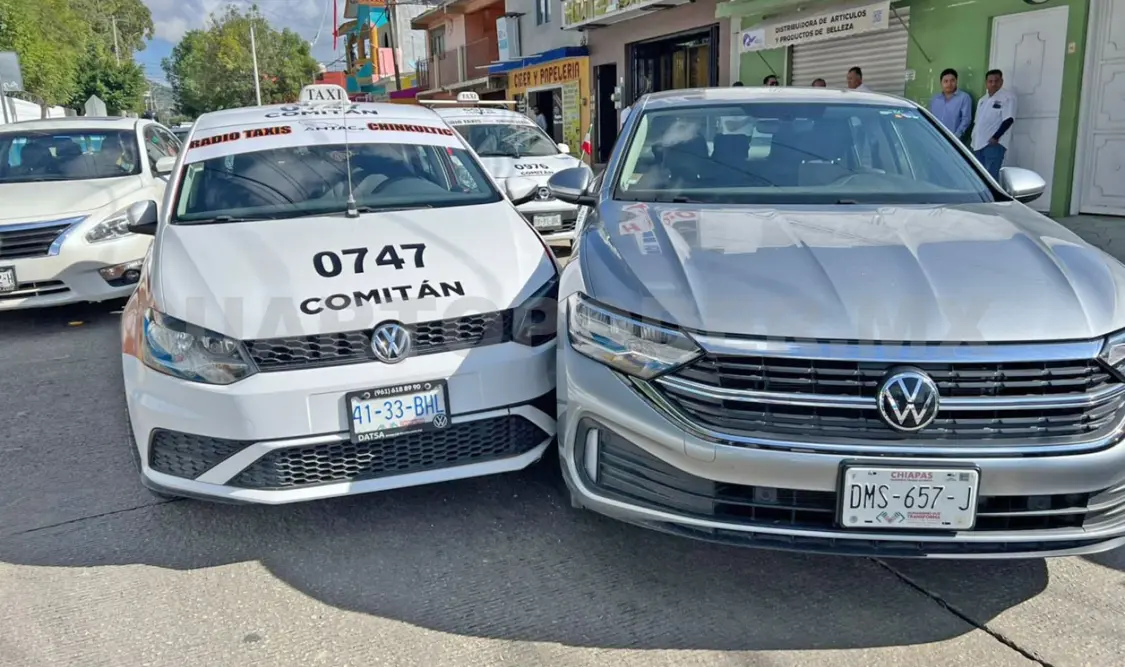 El taxi resultó dañado al ser colisionado por el Jetta en el par vial. Juan Orel / CP