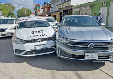 Automovilista se estrella contra un taxi