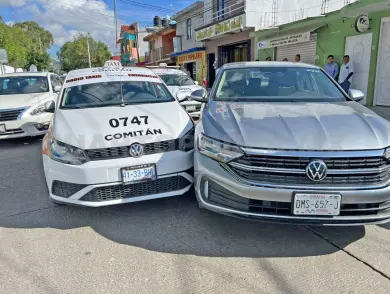 Automovilista se estrella contra un taxi