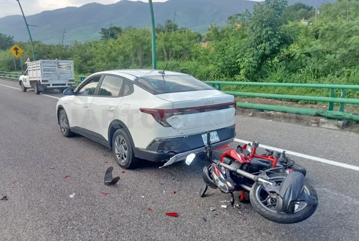 La motocicleta quedó con severas averías al chocar contra el sedán en la vía Tuxtla-Chiapa de Corzo. Ulises Villalobos / CP