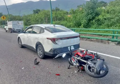 Embisten a un motociclista y resulta lesionado