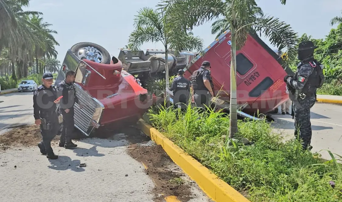 El tráiler estaba atravesado luego de perder el control por ir a exceso de velocidad. Víctor Sánchez / CP