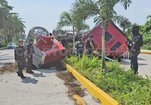 Se accidenta tráiler y deja pérdidas millonarias