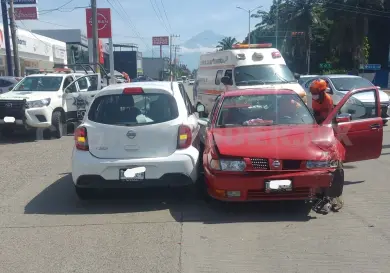 Invade el carril contrario y causa choque