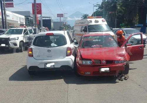 Invade el carril contrario y causa choque
