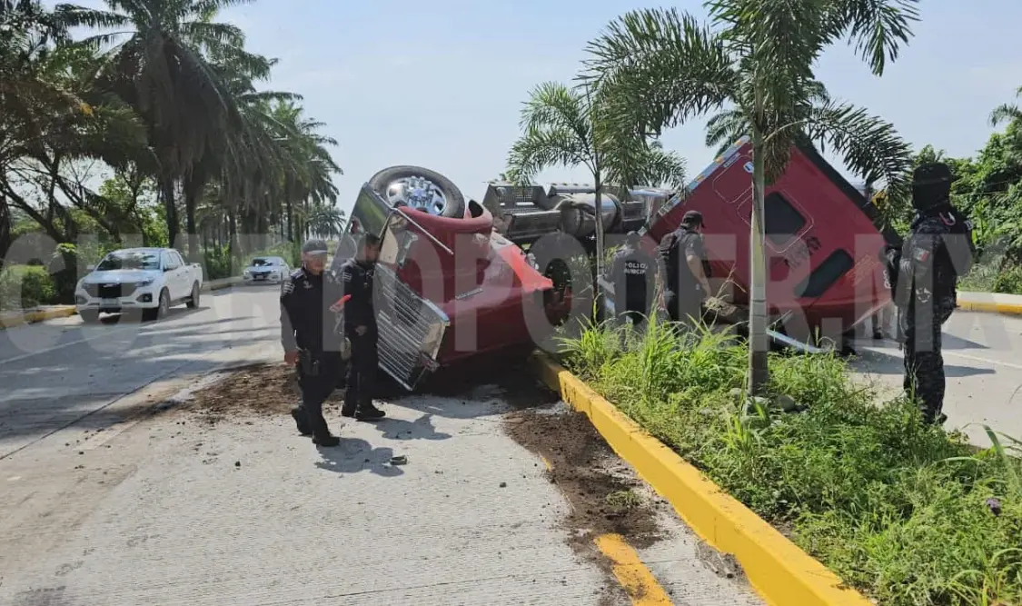 Se accidenta tráiler y deja pérdidas millonarias
