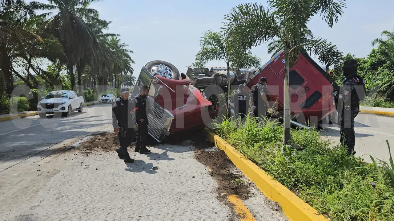 Se accidenta tráiler y deja pérdidas millonarias
