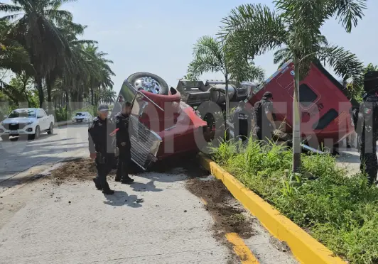 Se accidenta tráiler y deja pérdidas millonarias