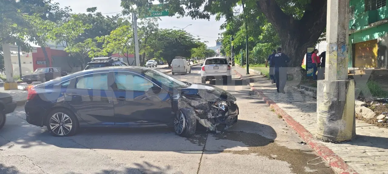 Se estampa sedán en un poste de concreto