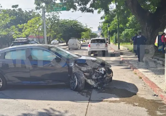 Se estampa sedán en un poste de concreto