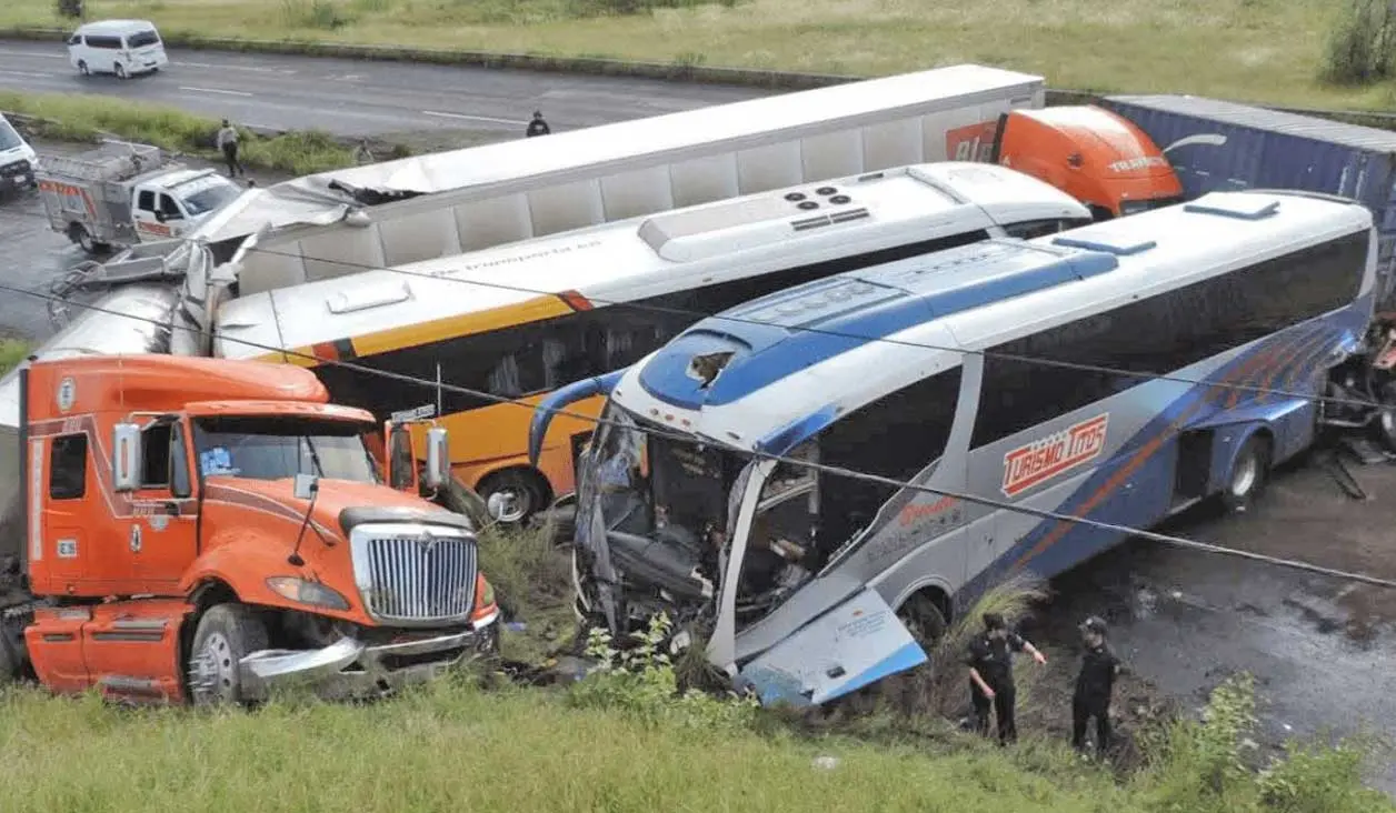 Carambola en carretera deja al menos 21 lesionados