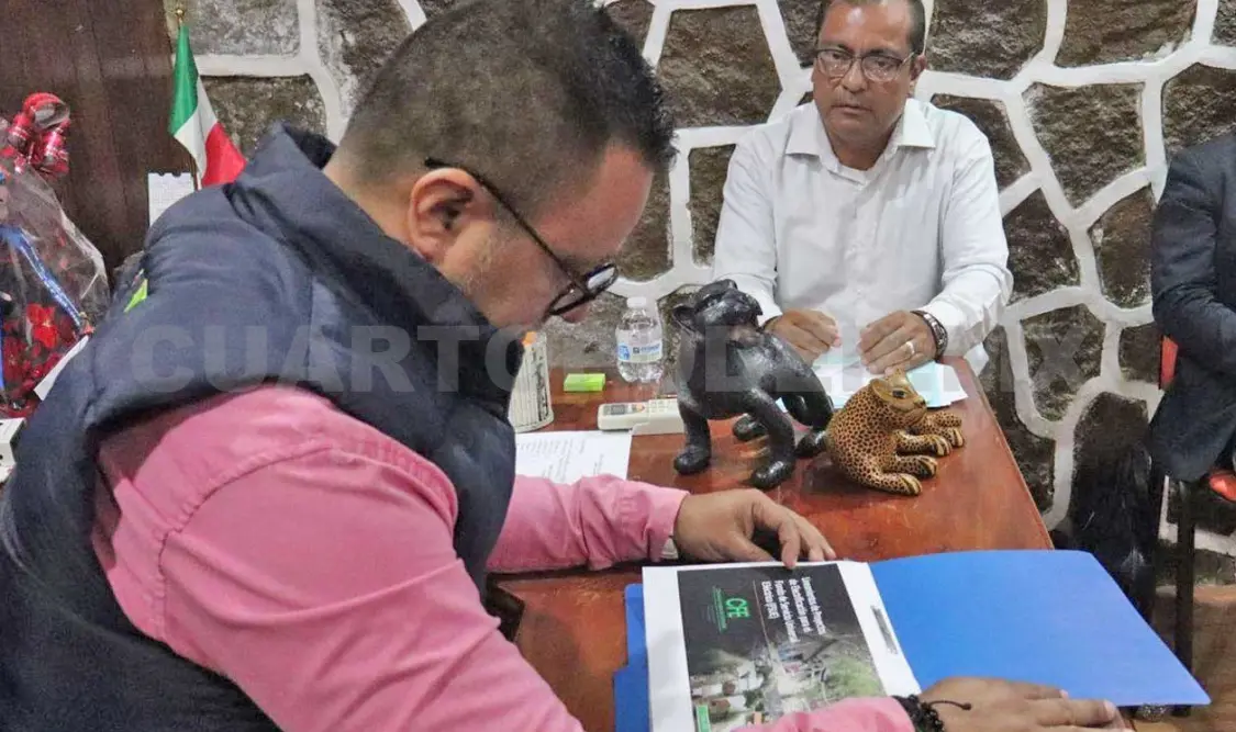 El alcalde de Unión Juárez sostuvo una reunión con autoridades de la CFE para atender el tema del suministro eléctrico. Ramón García /CP