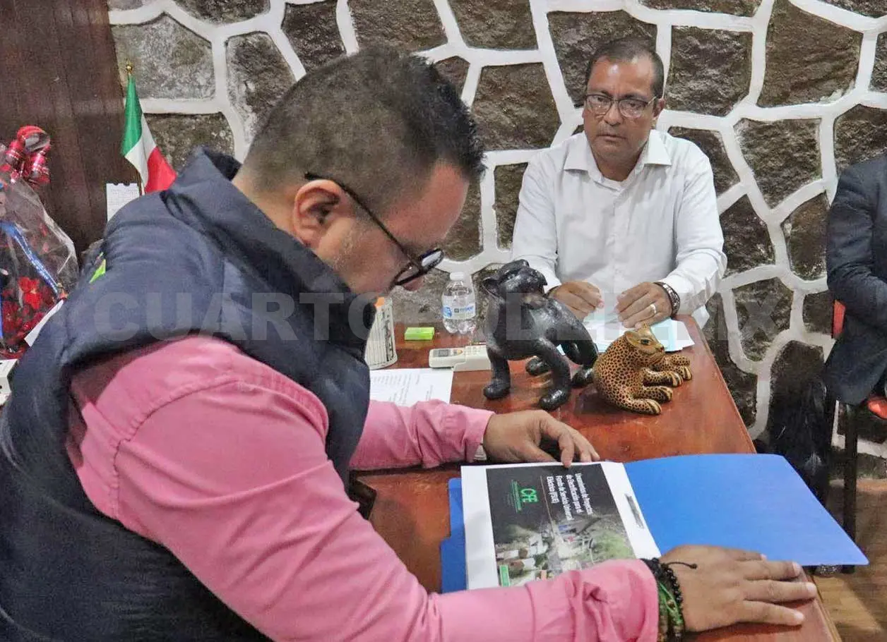 El alcalde de Unión Juárez sostuvo una reunión con autoridades de la CFE para atender el tema del suministro eléctrico. Ramón García /CP