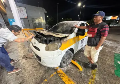 Por corto, arde taxi en la Calzada al Sumidero