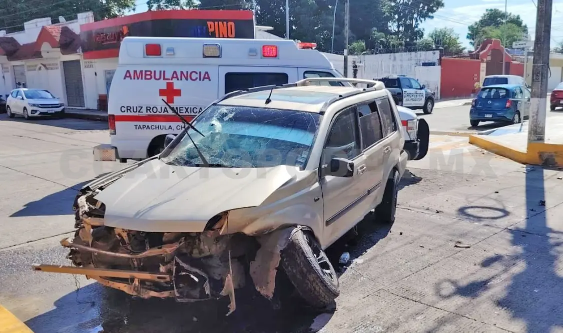 Una X-Trail se pasó el alto al llegar a la esquina del cruce de calles. Víctor Sánchez / CP