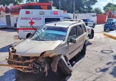 Cuatro lesionados y daños en colisión