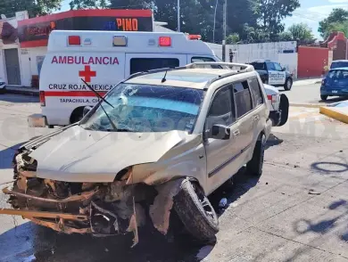 Cuatro lesionados y daños en colisión