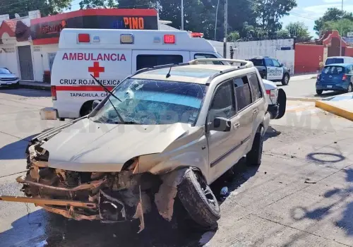 Cuatro lesionados y daños en colisión