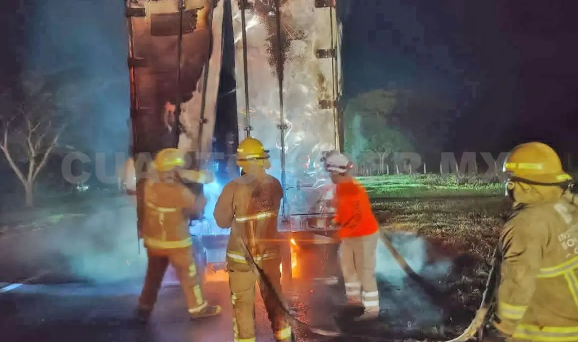 Las llamas consumieron gran parte de la caja seca del tráiler. Jesús Cruz / CP