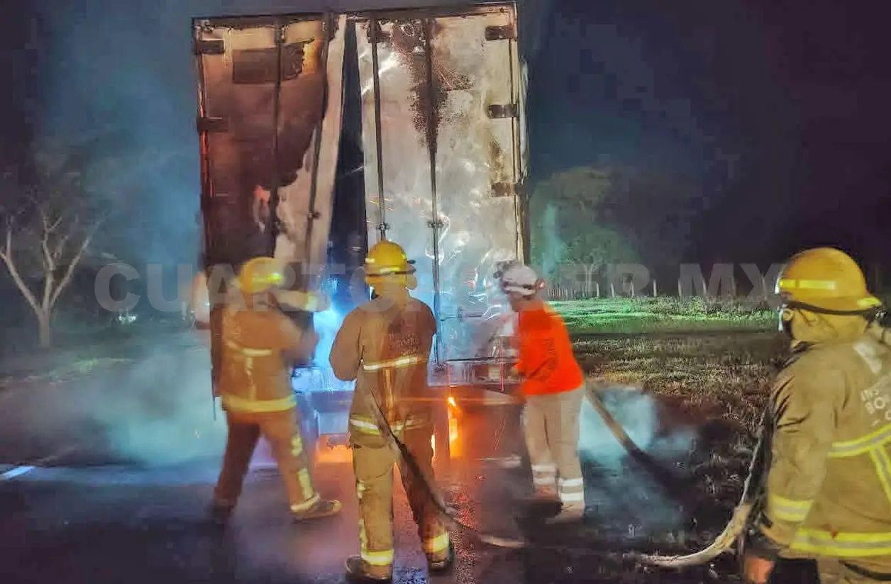 Las llamas consumieron gran parte de la caja seca del tráiler. Jesús Cruz / CP