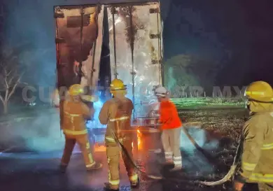 Se incendia tráiler cargado con acumuladores